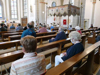 Familiengottesdienst mit den Kommunionkindern (Foto: Karl-Franz Thiede)